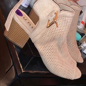 8 1/2 strapped sandals